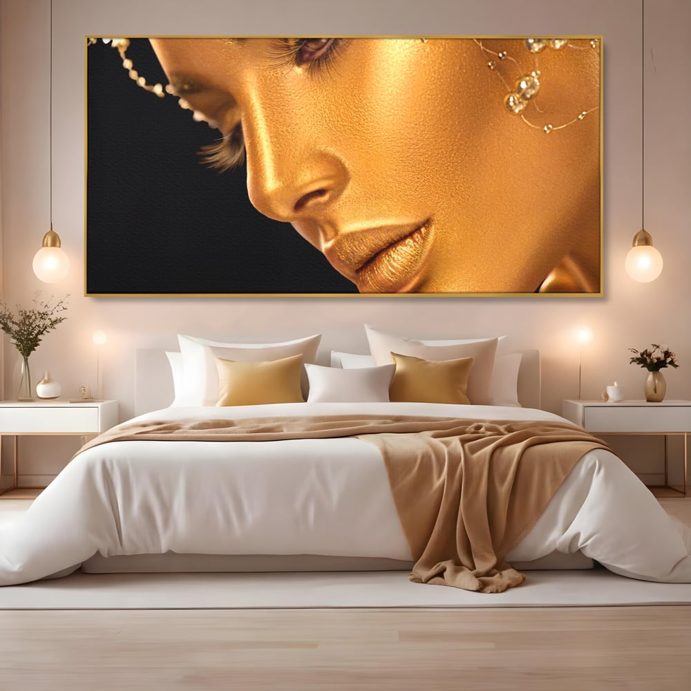 Tablou canvas cu tablou canvas cu femeie in nuante aurii, in rama de aluminiu auriu, pe perete intr-un dormitor
